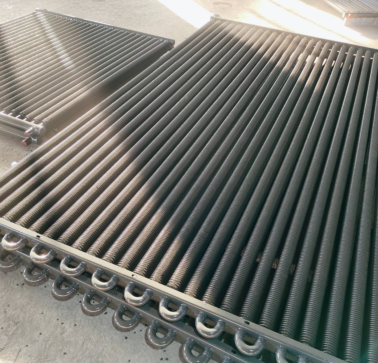 Finned tube evaporator with helically wound fins on a bare tube bundle